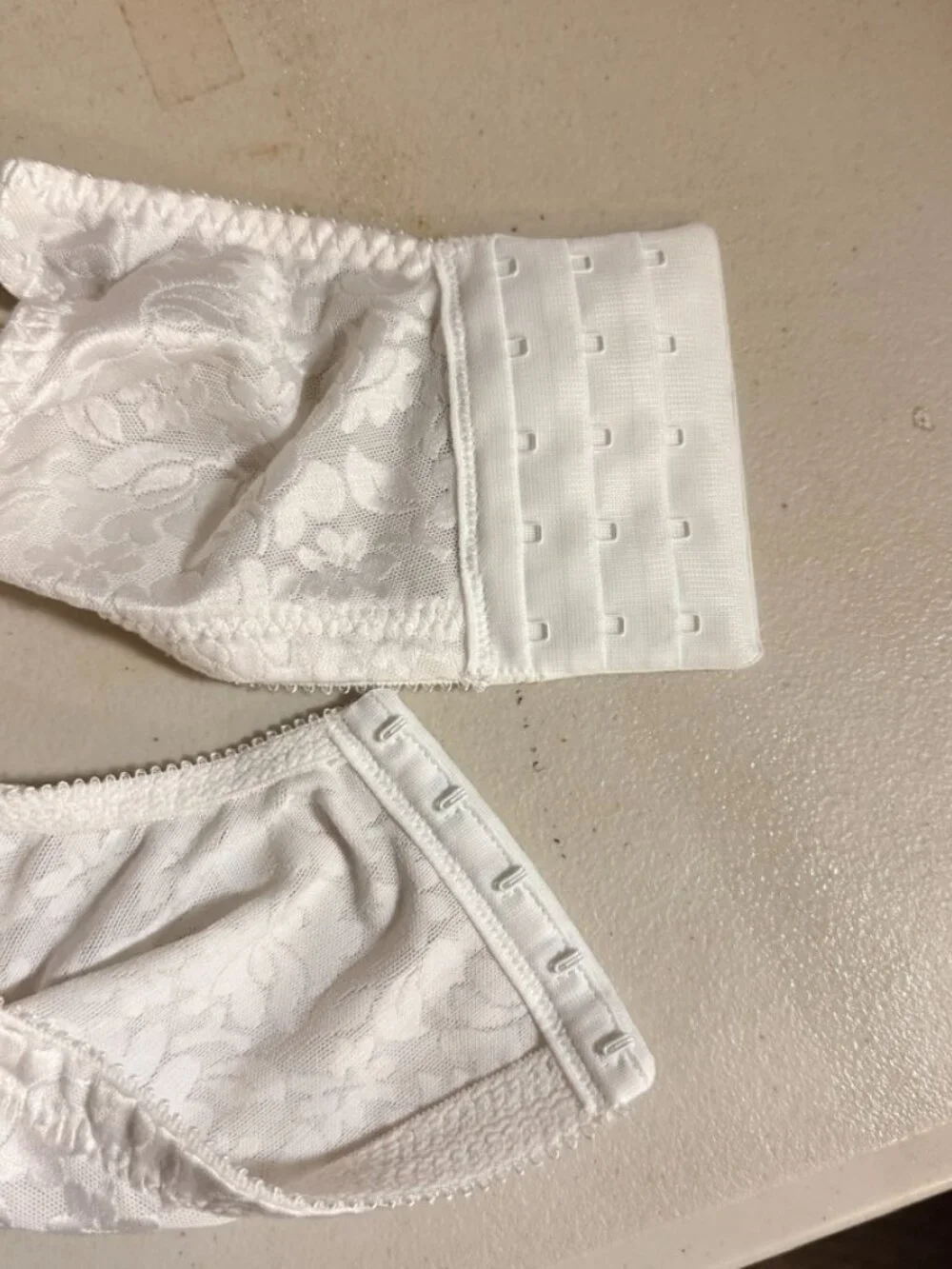 Bali 44D White Wireless Full Coverage Comfort Bra Floral Jacquard Support